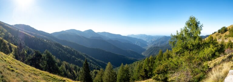 Panoramic,view,on,the,mountains,in,the,southern,french,alp