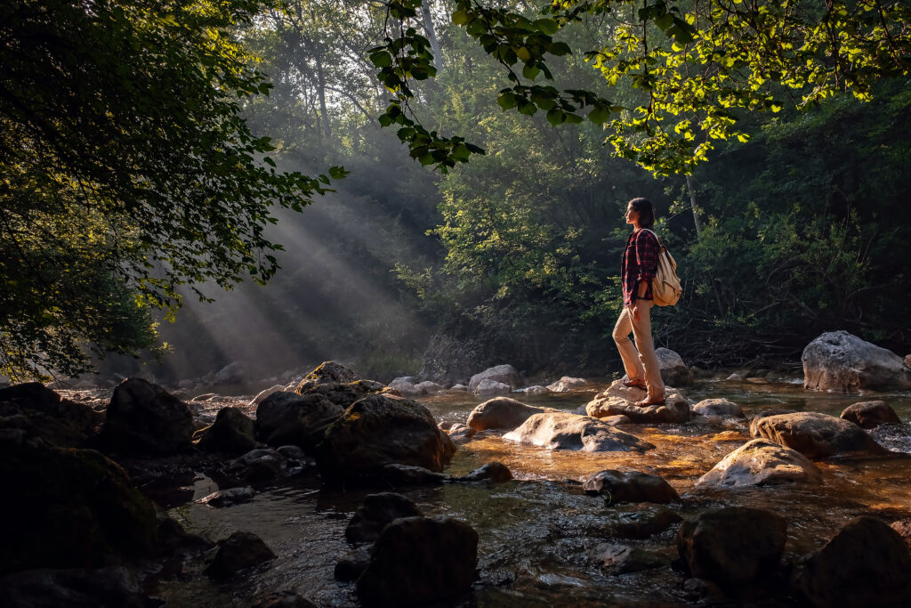 Personne en quête de vision dans la nature, rituel moderne et méditatif